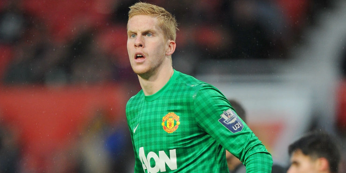 Bagaimana Kartu Nama Membantu Kiper Amos Dilirik oleh Manchester Utd